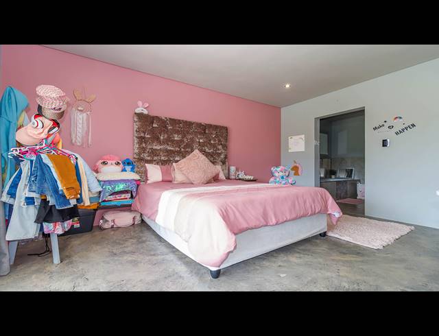 6 BEDROOM TOWNHOUSE FOR SALE IN CRESTHOLME